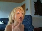 Hübsche blonde MILF anal und ins Gesicht snapshot 16