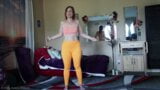 Aurora Willows dans un pantalon de yoga jaune, cameltoe sexy snapshot 7