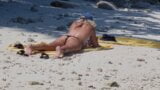 Voyeurs - ein nacktes Mädchen am Strand berührt ihre Muschi snapshot 3