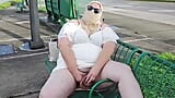 Jamdown26 - madura milf hijab masturbándose con un gran consolador públicamente al aire libre en la parada de autobús con autos pasando snapshot 16