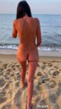 Een riem op het strand naakt naturisten huisdier spelen tiener snapshot 1