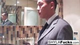 O anal de Shyla no banheiro snapshot 2