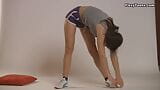 Strakke Maria Ivanovna doet naakt aan gymnastiek snapshot 2
