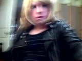 Ashley Valentine merokok dalam jaket kulit snapshot 11