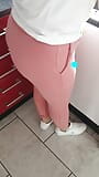 Мачехе большую задницу в розовых штанах шлепает пасынок на кухне snapshot 5
