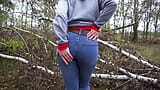 Milf en apretados jeans azules provoca su gran culo al aire libre snapshot 12