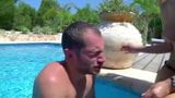 Padrona con schiavo in piscina snapshot 11