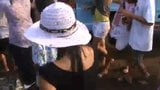 Le ragazze del villaggio thailandese ballano sfrigolando in pubblico - parte 2 snapshot 2