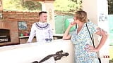 TanteJudysXXX - Mme Molly, cougar mature à forte poitrine, séduit le barman du resort snapshot 2