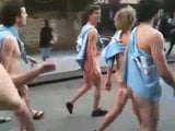 Junge nackte Typen gehen öffentlich in die Stadt .flv snapshot 5