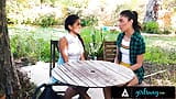 Girlsway - i fidanzati del college emily willis & ember snow scopano duramente per spezzare la loro maledizione prima della laurea snapshot 3