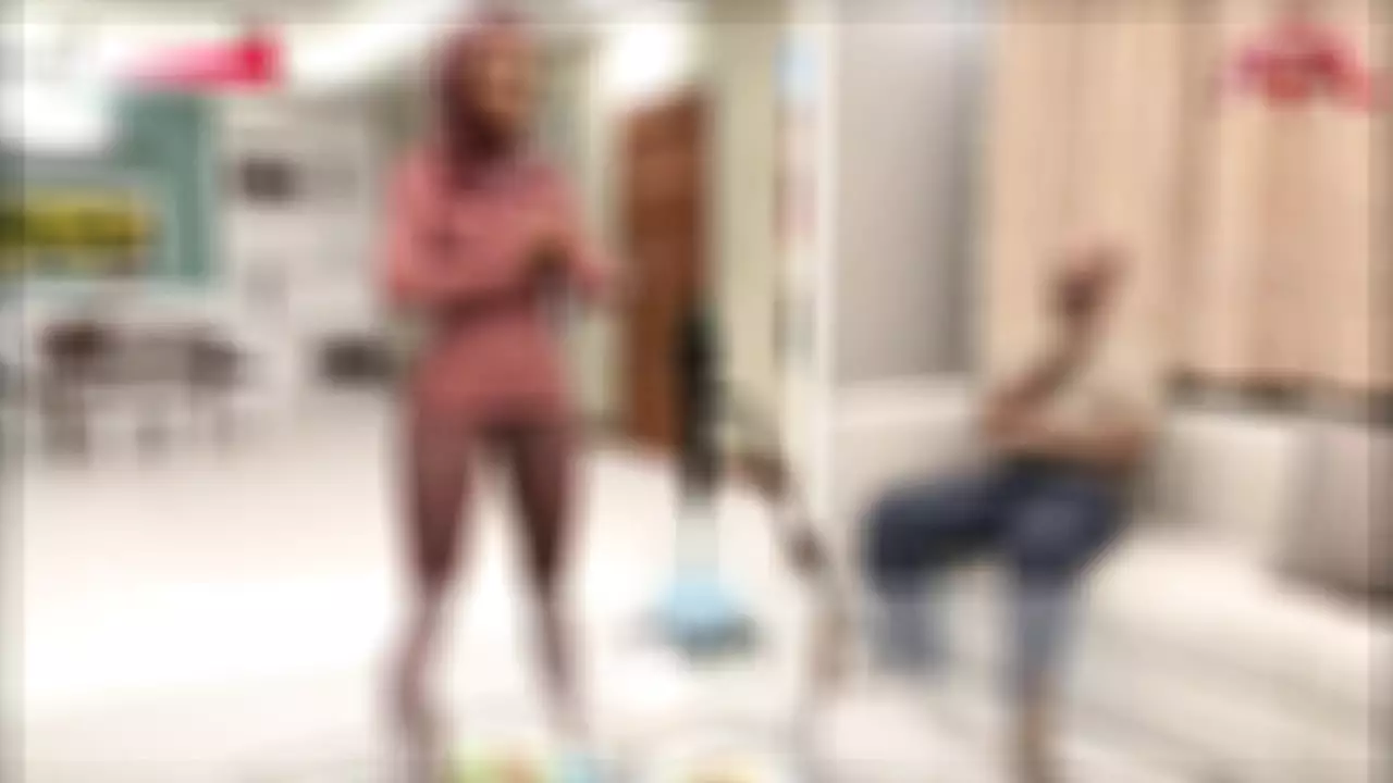 Yubka ostida korinadigan mushukning videosi