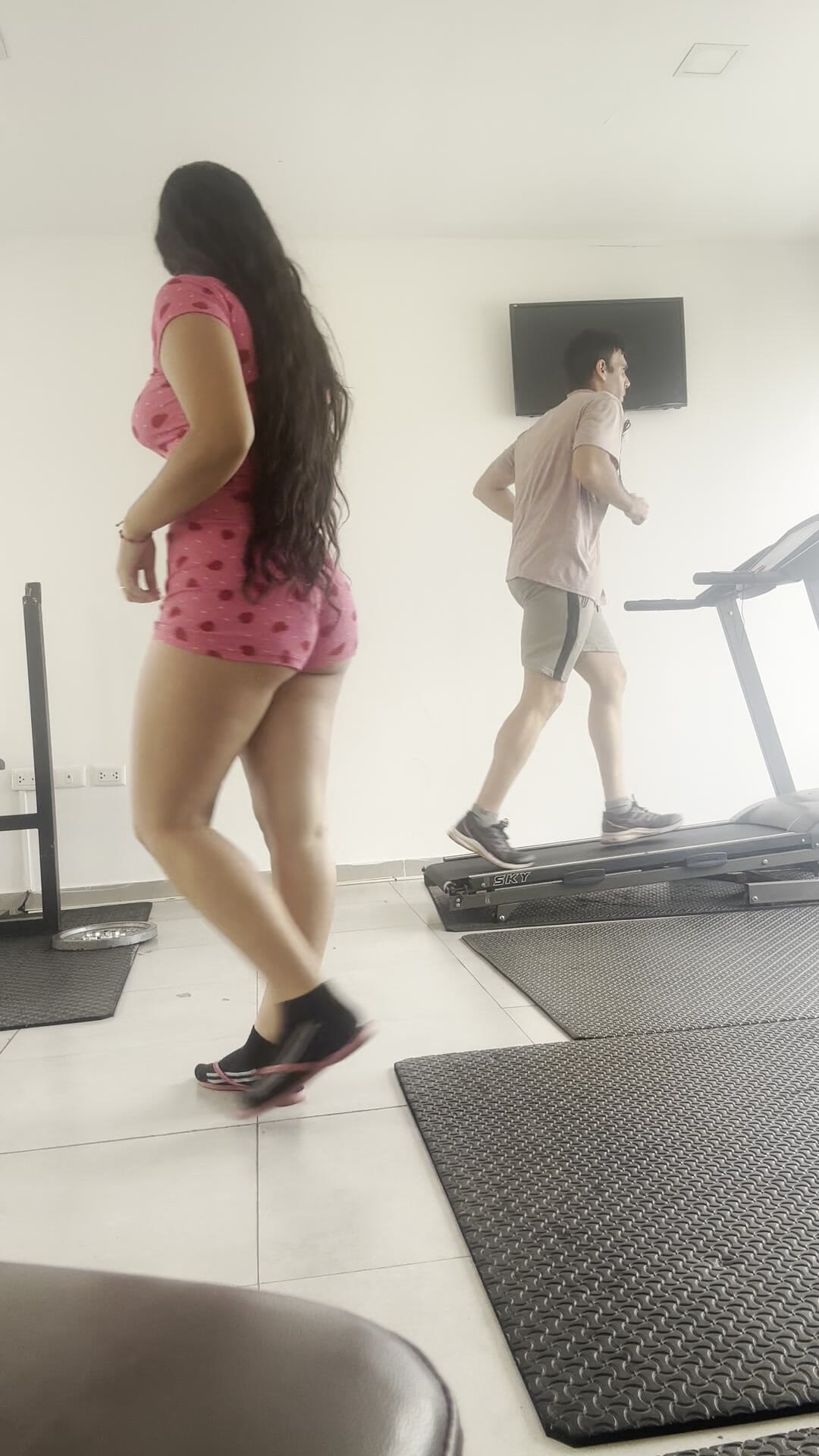 I show my ass without my neighbor seeing me at the gym