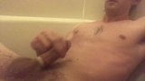 Twink pis en klaarkomt onder de douche snapshot 10