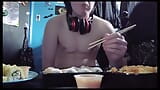 Gordito transexual comiendo sushi snapshot 2