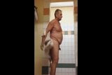 Patrigni e nonni nelle docce e negli spogliatoi snapshot 8