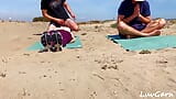 Yoga-Lehrerin kommt im Freien in die Muschi von Hotwife, während ihr Ehemann zuschaut - von Fremden erwischt snapshot 3