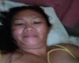 La 77e MILF pinay aide un homme à jouir devant la caméra snapshot 4