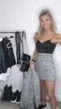 Blonde slet die kleding past snapshot 1