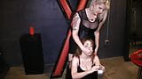 Rothaariges Subgirl geknebelt und mit Spanking gedemütigt von erniedrigender blonder Domina im versauten BDSM-Dungeon snapshot 3