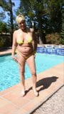 Az vrouw Chelle met haar gele bikini snapshot 4