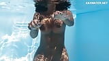 Une adolescente vénézuélienne juteuse montre ses gros seins sous l’eau snapshot 3