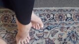 Les beaux pieds de Selena posant et footjob snapshot 1