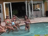 Fiesta de barril con chicas sexy en bikini snapshot 6