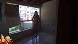 Esposa gosta de mostrar seu corpo nu para todo o bairro ver snapshot 9