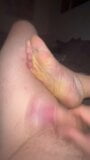 Golpeando mi polla en mis suelas sucias: p snapshot 3