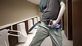 Masturbation publique risquée dans les toilettes snapshot 13