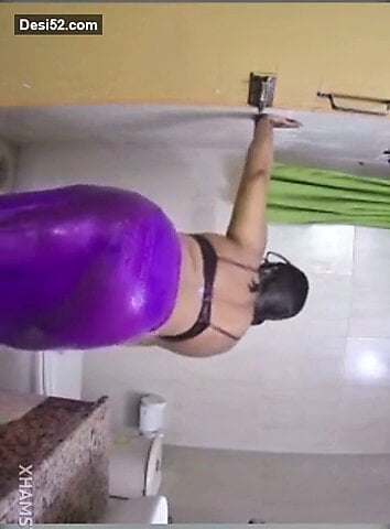 Sexy Bhabi bathing on Live Cam Show - Chunky Indian