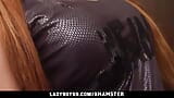 Joven pelirroja ladyboy en vestido negro aprieta sus enormes tetas snapshot 1