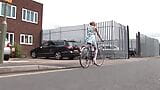 Blondine auf dem Fahrrad von einem großen Schwanz gefickt snapshot 1