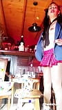 Analfieber, zierliches Teen-Schulmädchen in Uniform neckt vor der Webcam mit Dildo. Zöpfe, Rock, provokant snapshot 7