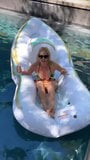 Chelsea Handler im Bikini im Pool snapshot 9