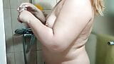 Ellie mencukur tubuhnya di kamar mandi shower snapshot 3