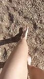 Mes pieds sentent la plage et l'eau snapshot 1