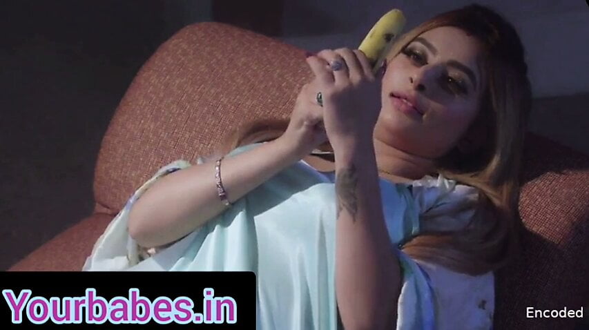 Bhabhi ki ne pakda kela devar aur usko dost hua deewana