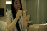 Enfermeira asiática dá punheta com dois pares de luvas diferentes snapshot 3