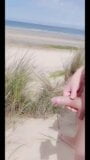 Masturberen op het strand snapshot 4