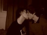 Due ragazzi si baciano snapshot 1