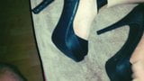 Joli sperme pour les talons et les pieds de la femme BBW snapshot 3