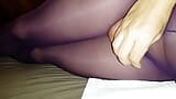 Collants violets 40V et ongles bleus snapshot 7