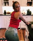 Miley Cyrus shaking her ass in tight jeans snapshot 5