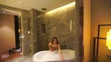 Chinees meisje neemt een bad snapshot 4