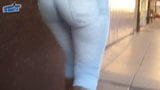 Gran culo redondo en jeans, hablando de un corto paseo por las calles snapshot 4