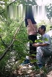 Ayah Asia deepthroat di dalam hutan snapshot 12