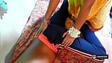 Bhabhi geeft een deepthroat pijpbeurt en verleidt haar dever voor harde seks snapshot 2