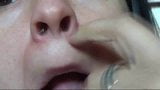 Chick pikt in haar neus en laat ons haar enorme boogers zien. snapshot 4